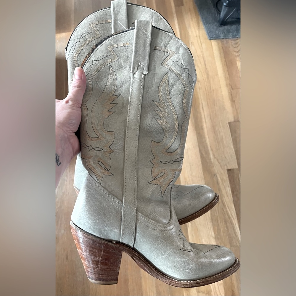 Beautiful vintage cowboy boots. Size 9.